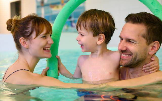 Familie mit Kind im Schwimmbad Hotel Seeklause Usedom